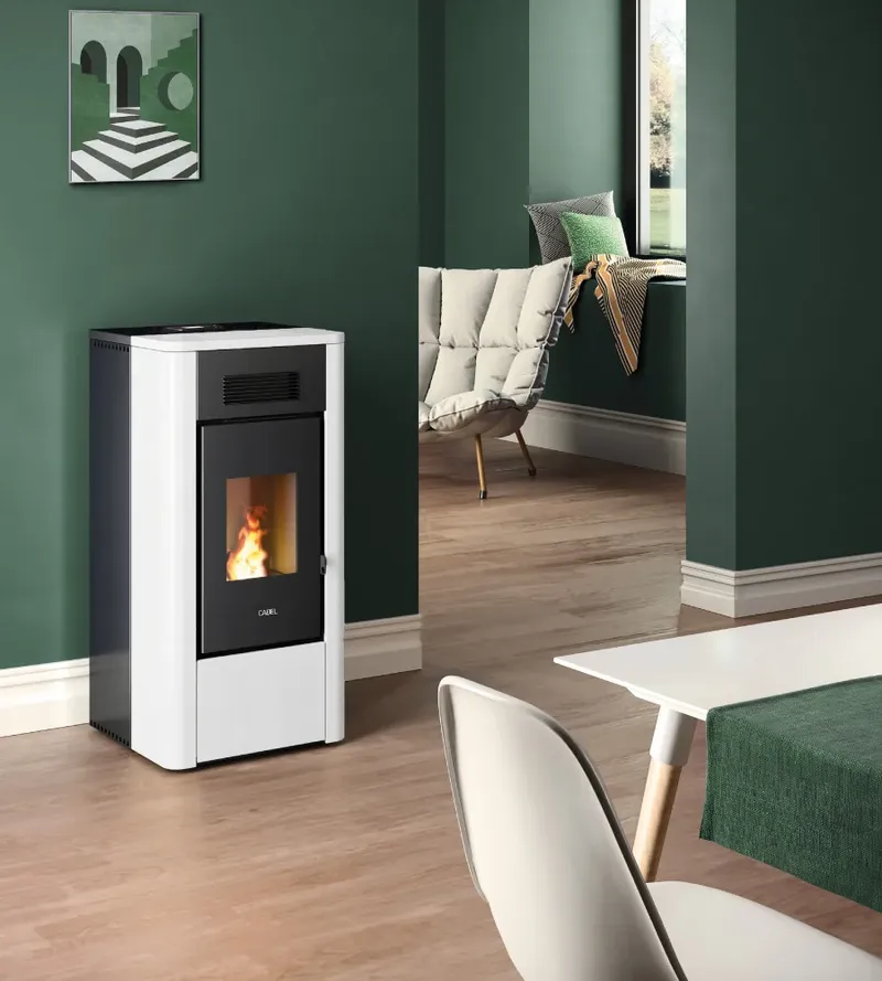 Thermopoêle à granulés Cadel River Idro 18 Autoclean installé dans une pièce, finition Acier Blanc