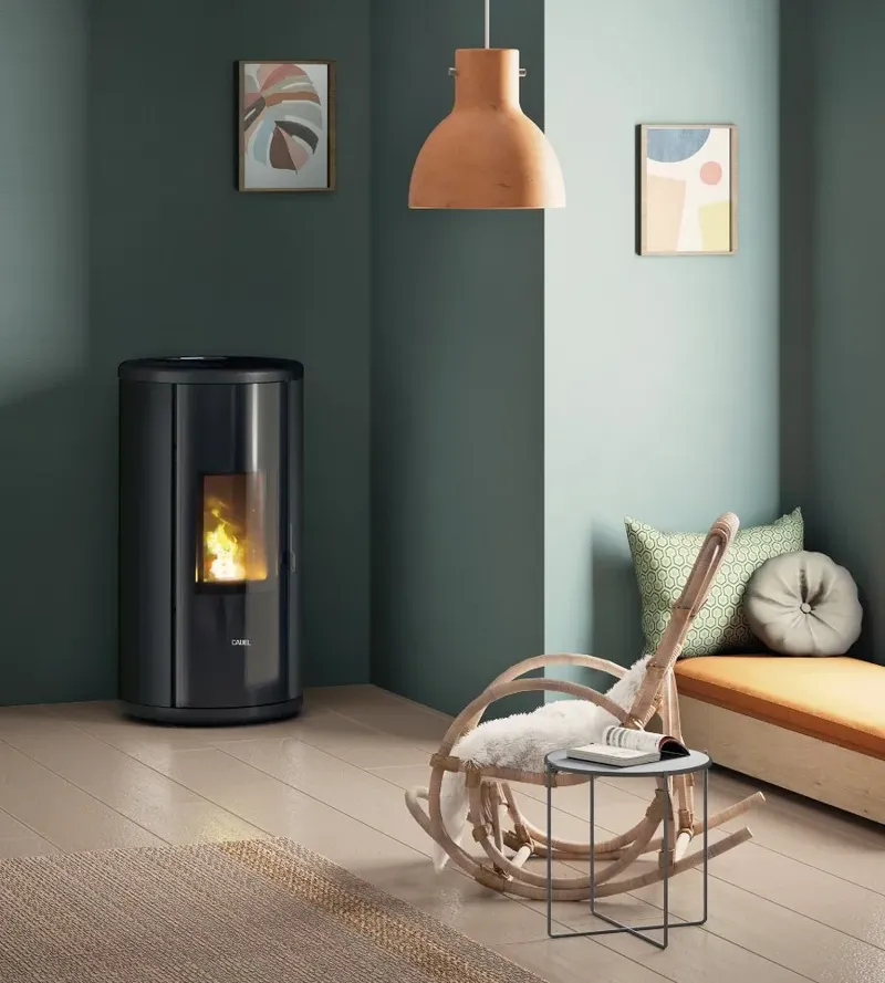 Poêle à granulés Cadel Sound 5 Ps installé dans une pièce, finition Acier Anthracite
