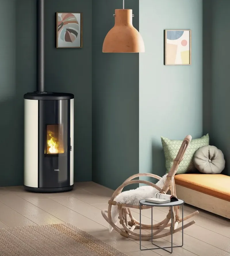 Poêle à granulés Cadel Sound 5 Up-Twin installé dans une pièce, finition Acier Blanc
