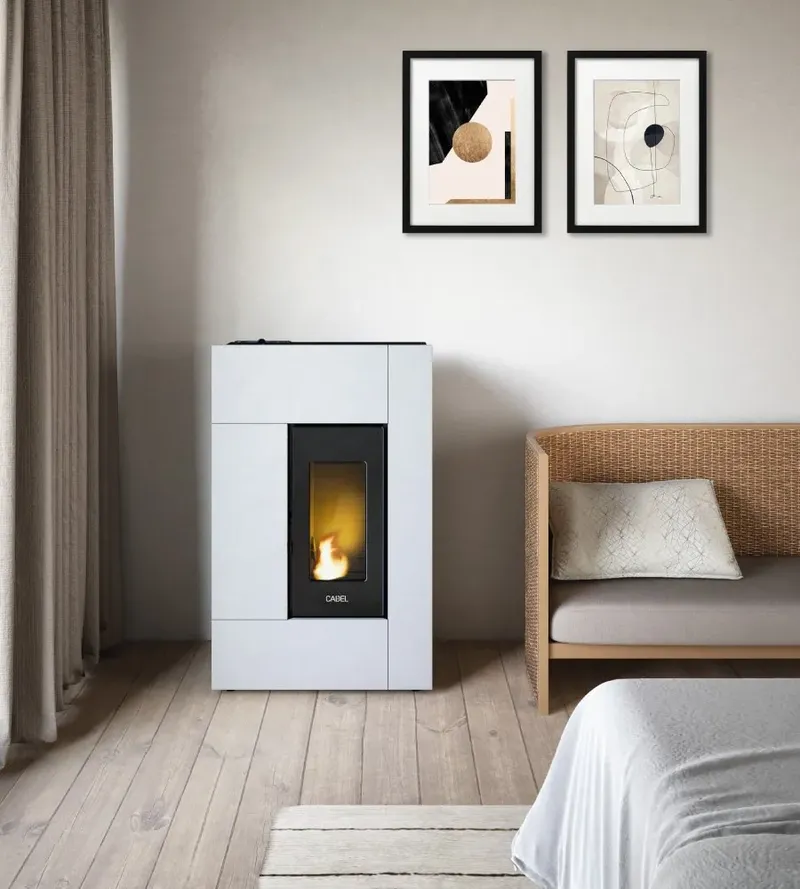 Poêle à granulés Cadel Spirit 5 Up installé dans une pièce, finition Acier Blanc