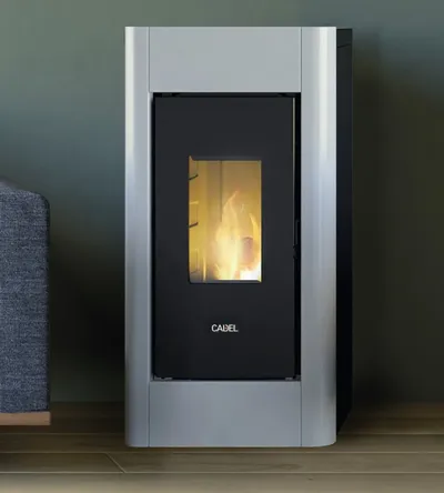 Poêle à granulés Cadel Sweet 7 installé dans une pièce, finition Acier Blanc