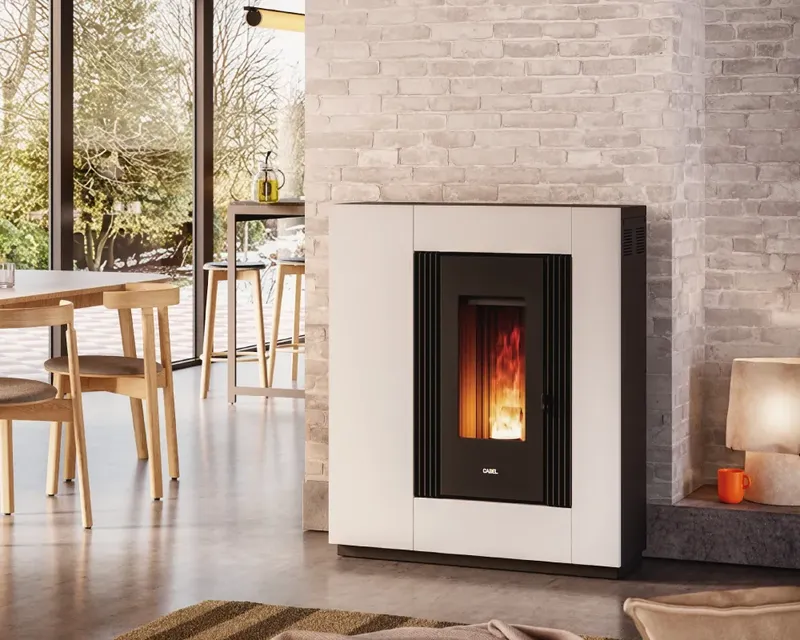 Poêle à granulés Cadel Vesta Plus 11 Autoclean installé dans une pièce, finition Acier Blanc