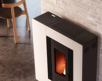Poêle à granulés Cadel Vesta Plus 11 Autoclean installé dans une pièce, finition Acier Blanc