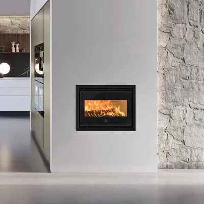 Insert à bois Edilkamin Firebox 54 Evo2, installé dans un mur