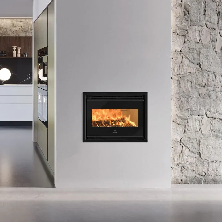 Insert à bois Edilkamin Firebox 54 Evo2, installé dans un mur