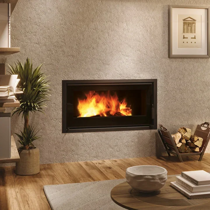 Insert à bois Edilkamin Firepocket 100, installé dans un mur, foyer fonte