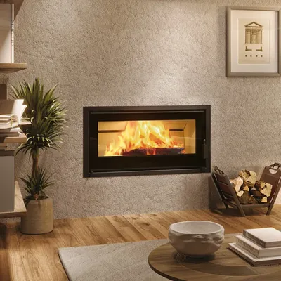 Insert à bois Edilkamin Firepocket 100, installé dans un mur, foyer vermiculite