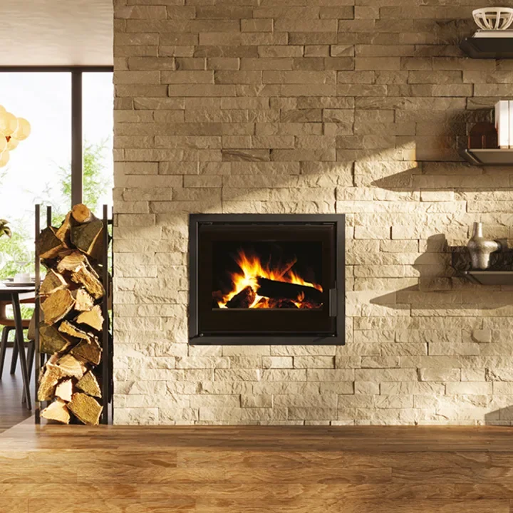 Insert à bois Edilkamin Firepocket 60, installé dans un mur de pierre, foyer fonte