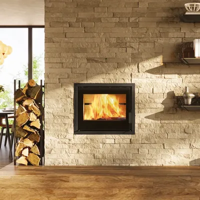Insert à bois Edilkamin Firepocket 60, installé dans un mur de pierre, foyer vermiculite