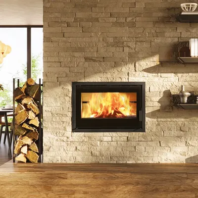 Insert à bois Edilkamin Firepocket 80, installé dans un mur de pierre, foyer vermiculite