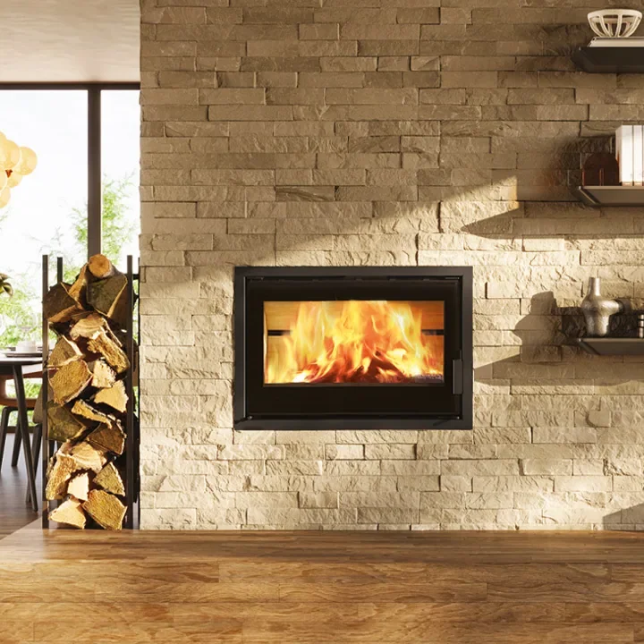 Insert à bois Edilkamin Firepocket 80, installé dans un mur de pierre, foyer vermiculite