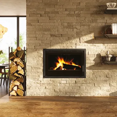 Insert à bois Edilkamin Firepocket 80, installé dans un mur de pierre, foyer fonte